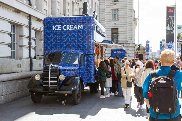 Camion de crème glacée à Londres — Photo