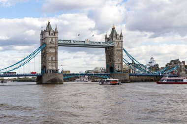 Tower Köprüsü 'nde kırmızı otobüs var.