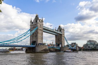 Tower Köprüsü 'nde kırmızı otobüs var.