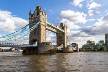 Tower Köprüsü 'nde kırmızı otobüs var.