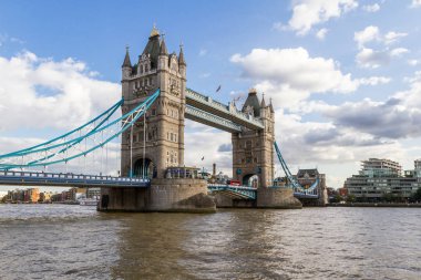 Tower Köprüsü 'nde kırmızı otobüs var.