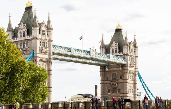 ロンドン 2019年9月5日 曇り空の午後 ロンドン塔からのタワーブリッジの眺め9月5 2019 — ストック写真