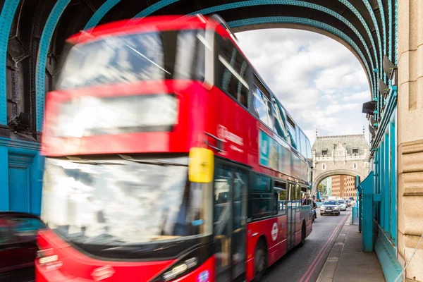 Bus rouge à deux étages sur le Tower Bridge — Photo