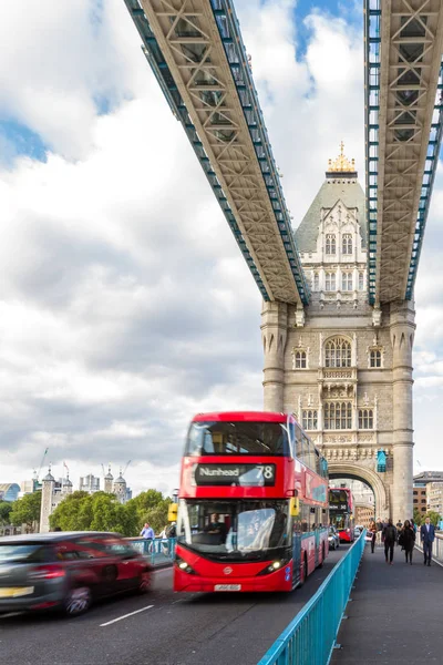 Dwupiętrowy czerwony autobus na Tower Bridge — Zdjęcie stockowe