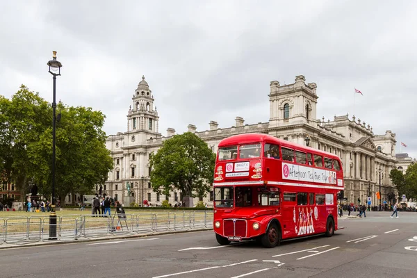 Passeio de autocarro vermelho em Londres — Fotografia de Stock