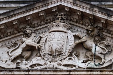 Kraliyet arması Buckingham Sarayı 'nın kapısında. 