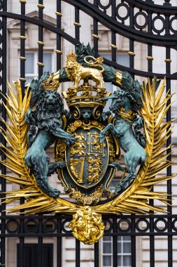 Kraliyet arması Buckingham Sarayı 'nın kapısında. 