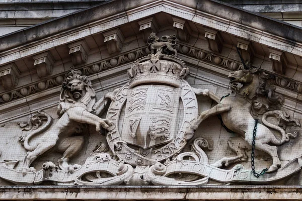 Escudo de armas real a las puertas del Palacio de Buckingham — Foto de Stock