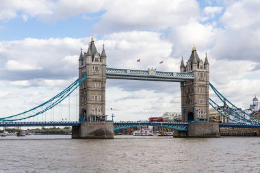 Tower Köprüsü 'nde kırmızı otobüs var.