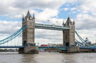 Tower Köprüsü 'nde kırmızı otobüs var.