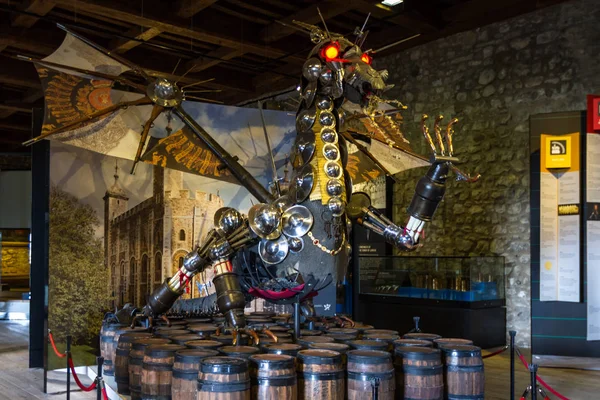 Armored dragon in the Tower of London — Stock Photo, Image