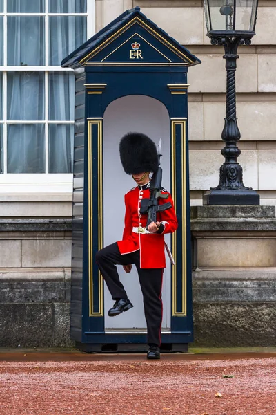 Buckingham Sarayı'ndaki Queens Guard — Stok fotoğraf