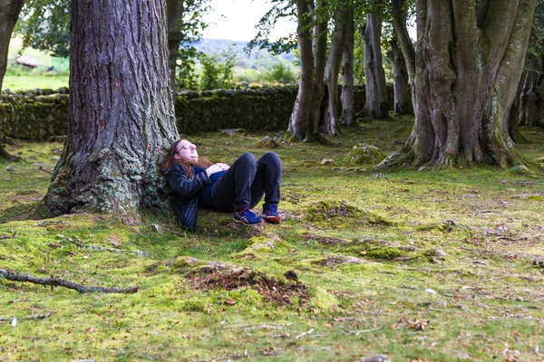 Hombre relajándose bajo un árbol — Foto de Stock