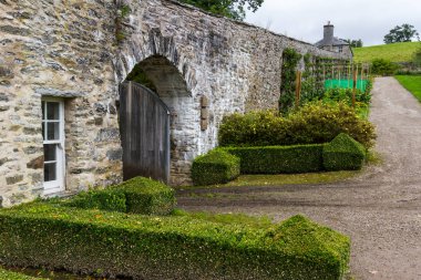 Herkül bahçesinin içinde 