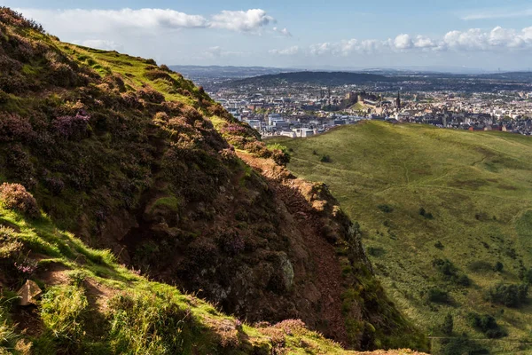 Schöne Aussicht im holyrood park — Stockfoto