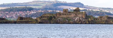 Güney Queensferry, İskoçya - 16 Eylül 2019: Inchgarvie Forth 'da küçük ıssız bir ada, Dördüncü Köprü üzerinden geçiyor, Uk 16 Eylül 2019