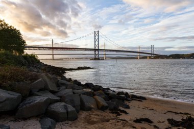 Forth Road Köprüsü ve Queensferry Geçidi