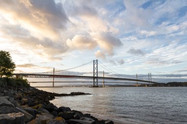 Forth Road Köprüsü ve Queensferry Geçidi