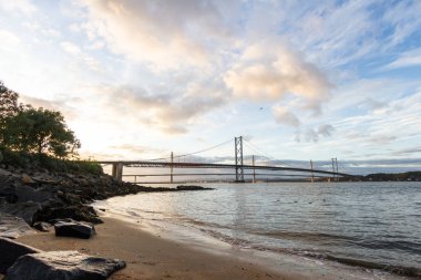 Forth Road Köprüsü ve Queensferry Geçidi