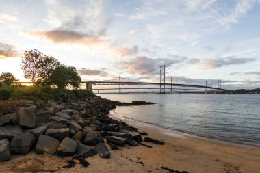Forth Road Köprüsü ve Queensferry Geçidi