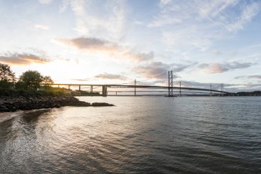Forth Road Köprüsü ve Queensferry Geçidi
