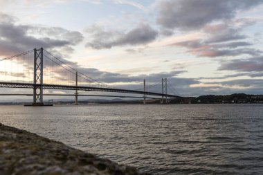Forth Road Köprüsü ve Queensferry Geçidi