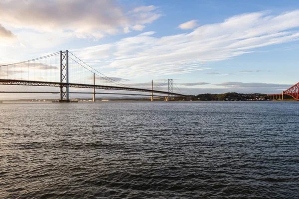 Forth Road Bridge e Queensferry Crossing — Foto Stock