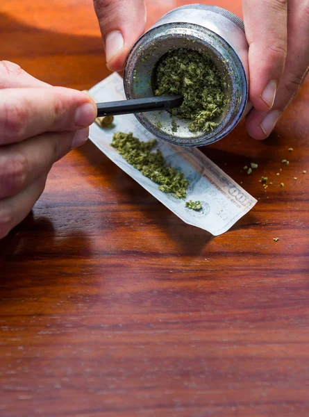 Het rollen van een honderd dollar joint — Stockfoto