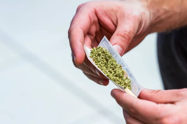 Het rollen van een honderd dollar joint — Stockfoto