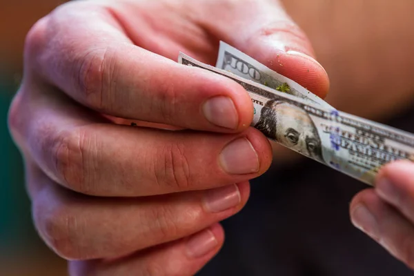 Rolling a hundred dollar joint — Stock Photo, Image