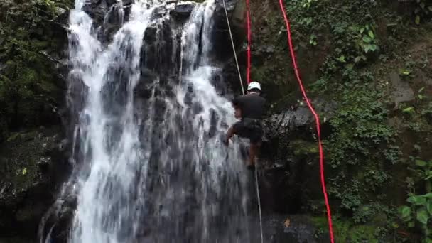 Adventure Tourism Tropical Costa Rica While Rappelling Beautiful Waterfall Deep — 비디오