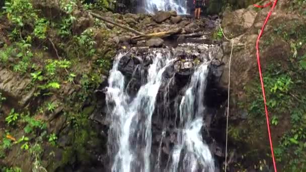 Wisatawan Petualangan Kosta Rika Tropis Sambil Rappelling Menuruni Air Terjun — Stok Video