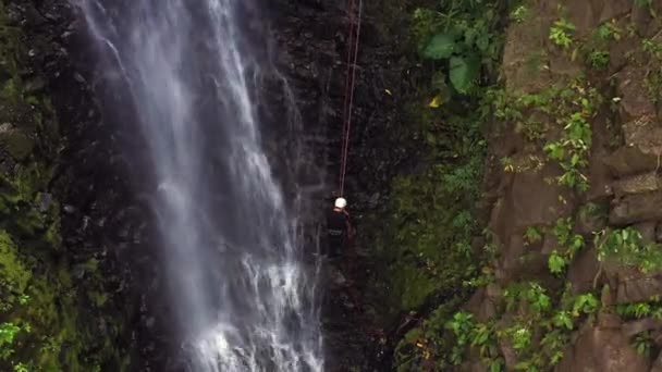 Adventure Tourism Tropical Costa Rica While Rappelling Beautiful Waterfall Deep — 비디오