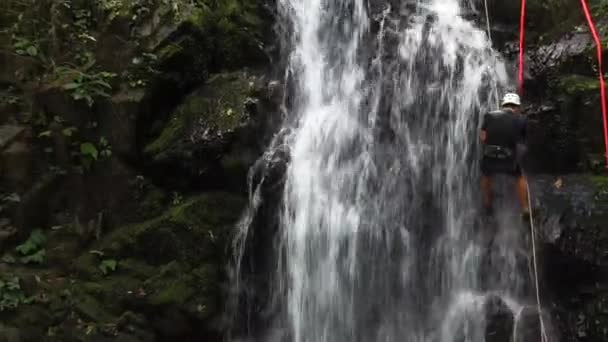 Adventure Tourism Tropical Costa Rica While Rappelling Beautiful Waterfall Deep — 비디오