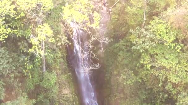 Wisatawan Petualangan Kosta Rika Tropis Sambil Rappelling Menuruni Air Terjun — Stok Video