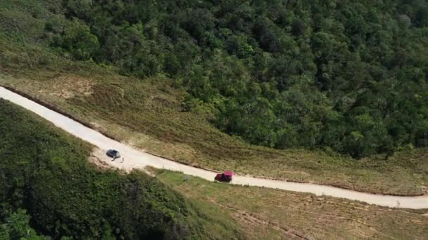 코스타리카 지역에서 비포장도로를 둘러싸고 밀림을 카메라가 지붕을 공중에서 — 비디오
