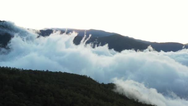 Nebbia Mattutina Aggrappa Alla Catena Montuosa Nel Sud Rurale Della — Video Stock