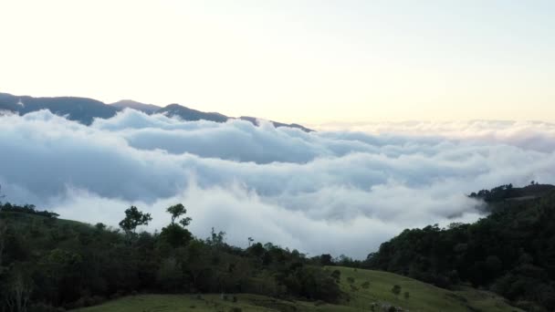 Nebbia Mattutina Aggrappa Alla Catena Montuosa Nel Sud Rurale Della — Video Stock