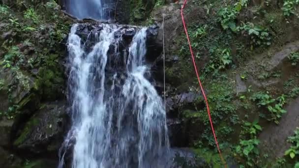 Wisatawan Petualangan Kosta Rika Tropis Sambil Rappelling Menuruni Air Terjun — Stok Video