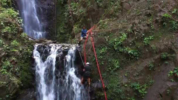 Dobrodružná Turistika Tropické Kostarice Při Slaňování Dolů Krásný Vodopád Hluboko — Stock video