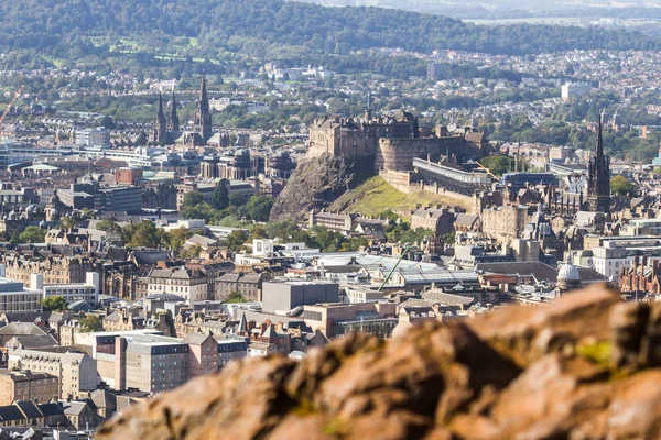 Castillo de Edimburgo desde Holyrood Park — Foto de Stock