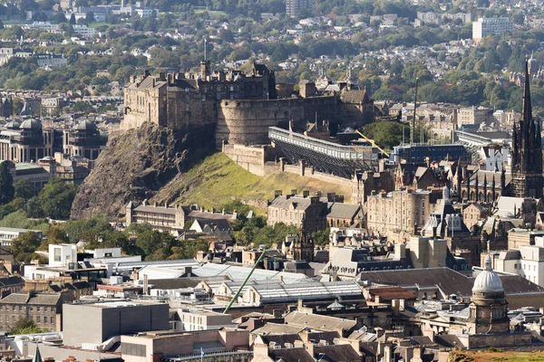 Castillo de Edimburgo desde Holyrood Park — Foto de Stock