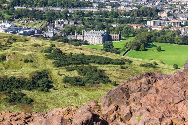 Vista de la ciudad desde Holyrood Park — Foto de Stock