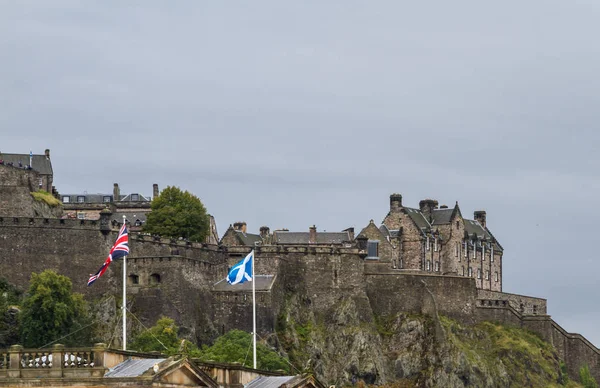 Castillo de Edimburgo desde los jardines de Princess Street — Foto de Stock