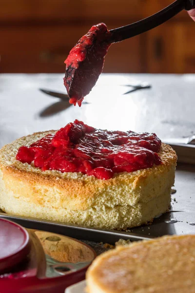 Het Toevoegen Van Een Heerlijke Laag Verse Aardbeienpuree Aan Een — Stockfoto