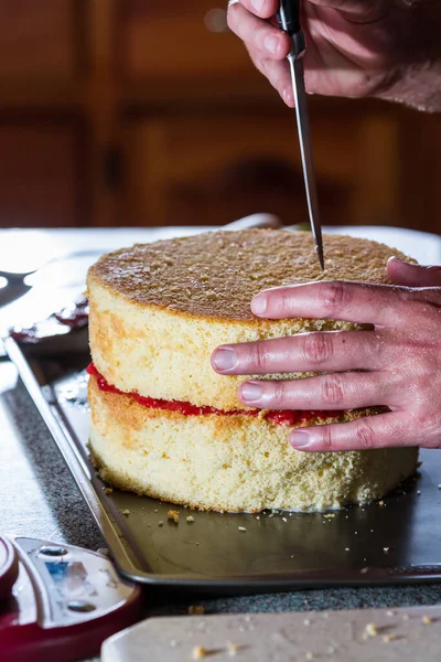 Adding Another Layer Cake Top Layer Strawberry Puree — Stock Photo, Image