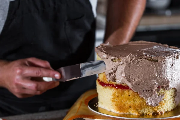 Doğum Günü Pastasına Çikolata Kreması Ekleme Sürecini Kapat — Stok fotoğraf