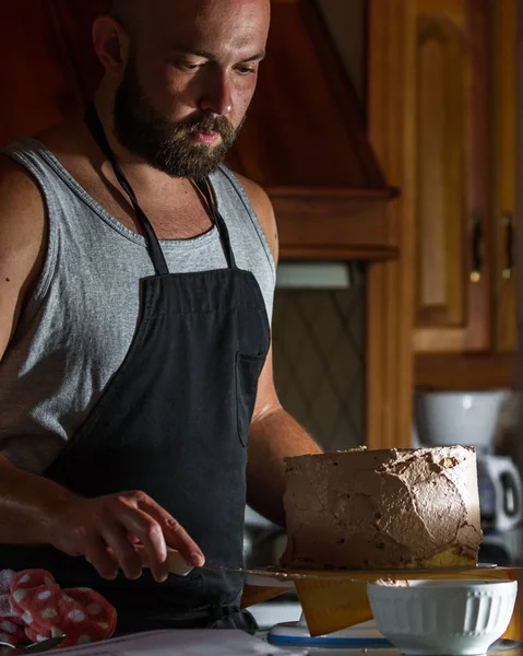 Panadero Masculino Esparciendo Glaseado Chocolate Pastel Cumpleaños Recién Horneado — Foto de Stock