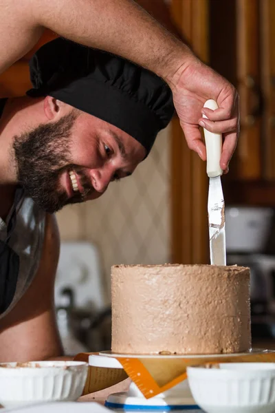 Panadero Masculino Esparciendo Glaseado Chocolate Pastel Cumpleaños Recién Horneado — Foto de Stock