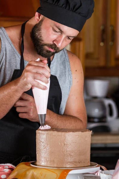 Panadero Masculino Decorando Pastel Cumpleaños Chocolate Con Glaseado Alce Fresa — Foto de Stock